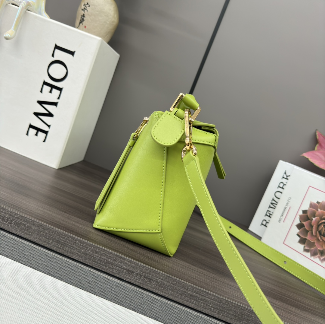 Bagsaaa L0ew* Small Puzzle bag in classic calfskin meadow green - 24X16.5X10.5 cm